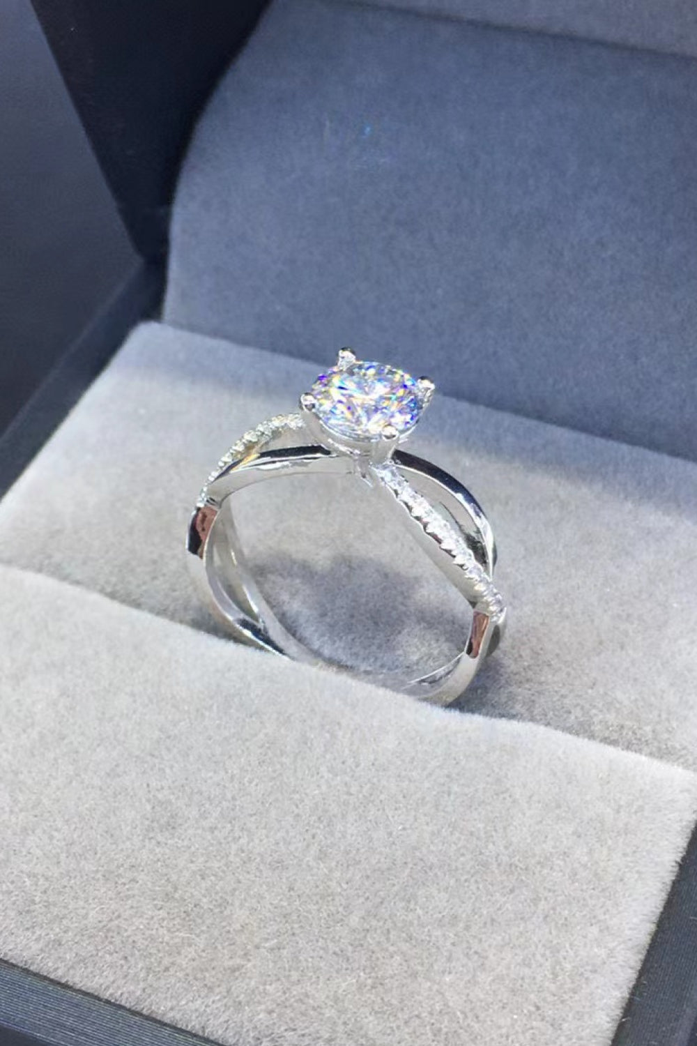 2 Carat Munsieur Moissanite Jewelry — crowned brilliance, handcrafted perfection, unmatched fire. Discover the evolution of high-end luxury Accessories